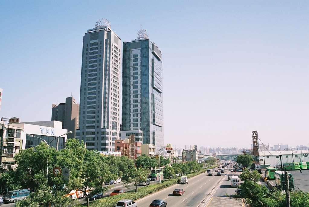 Windsor Hotel Taichung Esterno foto View of the city