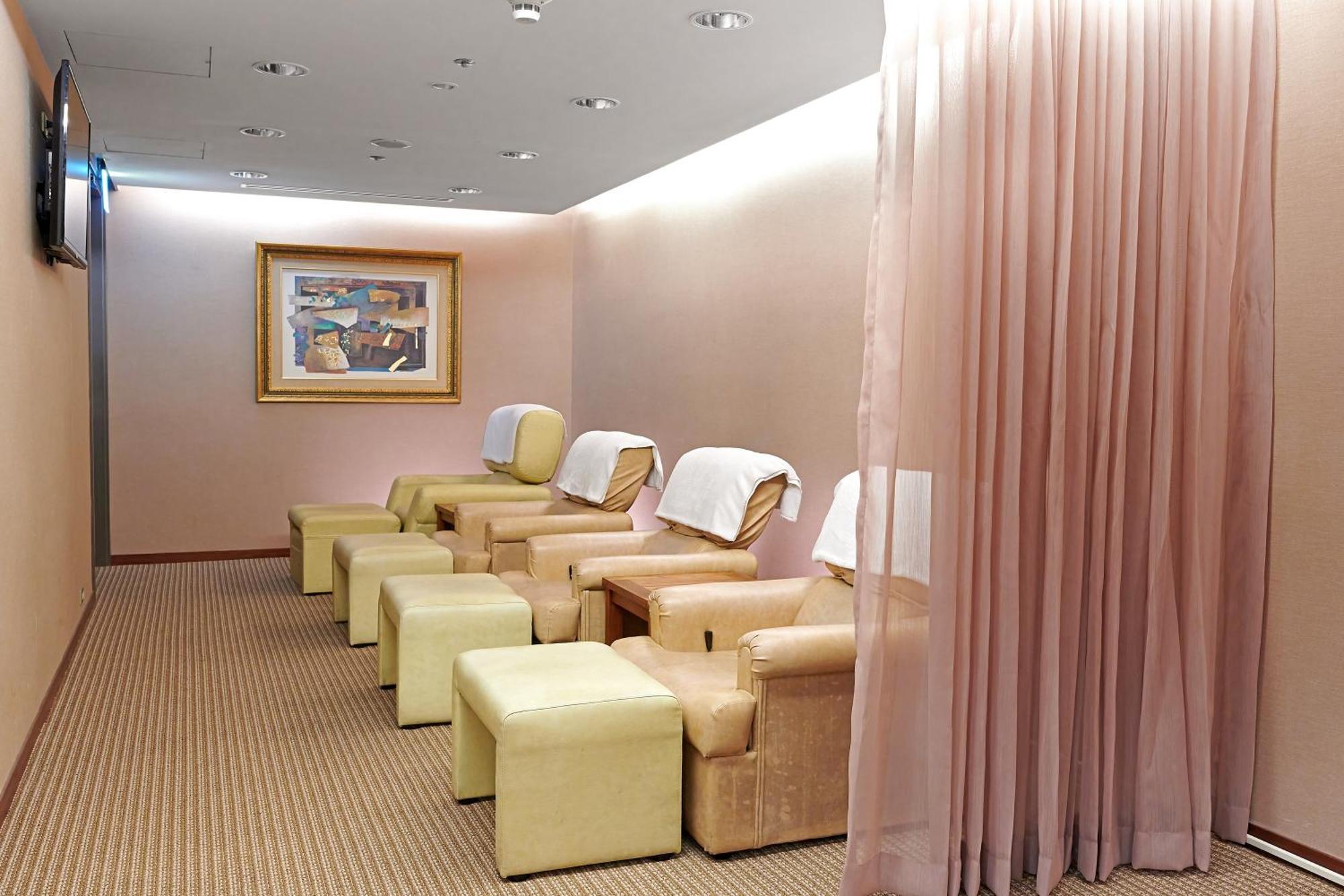 Windsor Hotel Taichung Esterno foto A foot massage parlor in Hong Kong