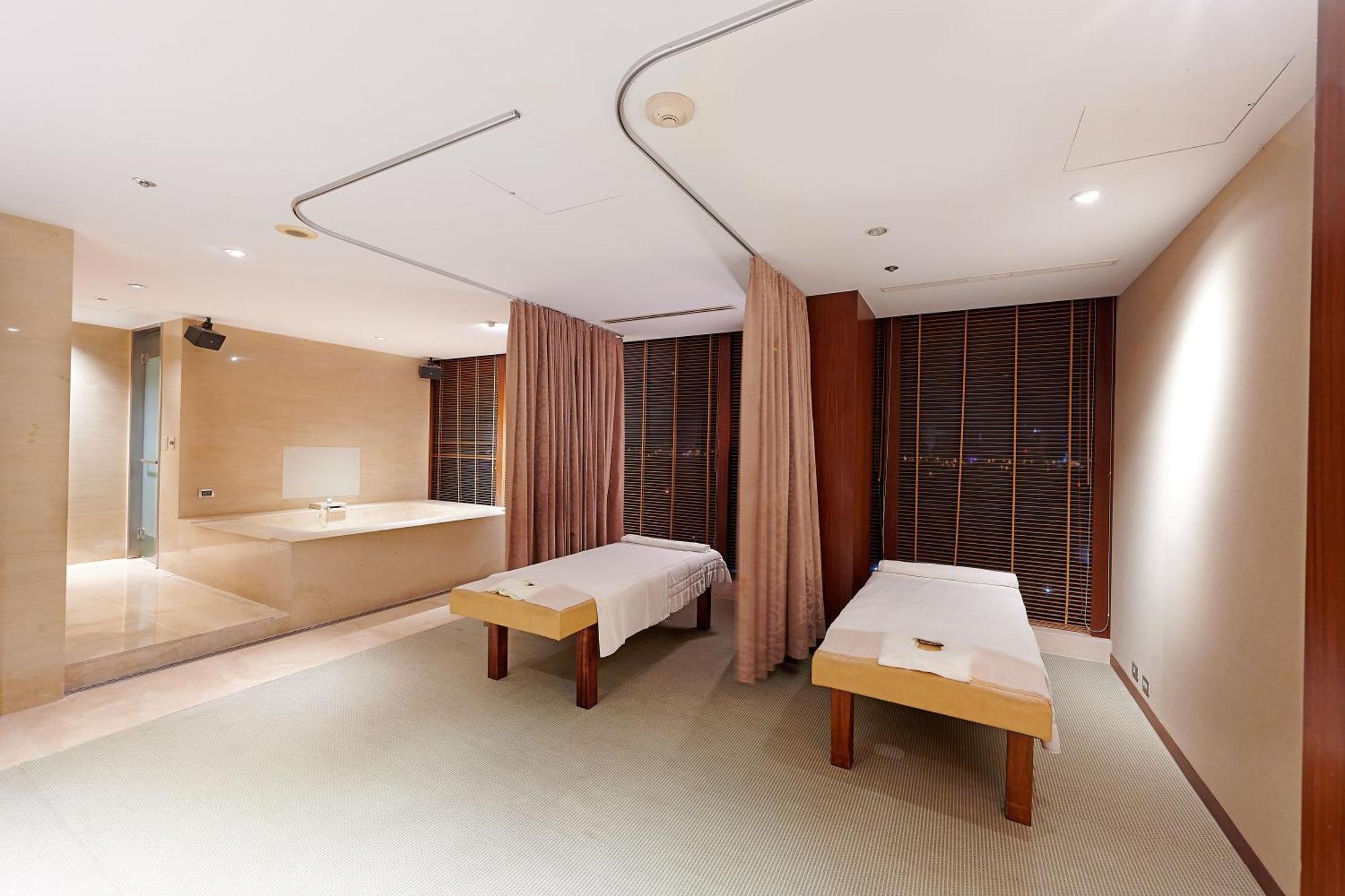 Windsor Hotel Taichung Esterno foto A treatment room at the spa