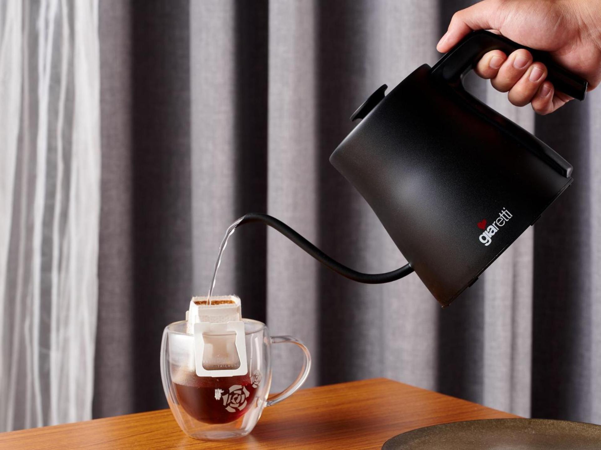 Windsor Hotel Taichung Esterno foto A kettle in use
