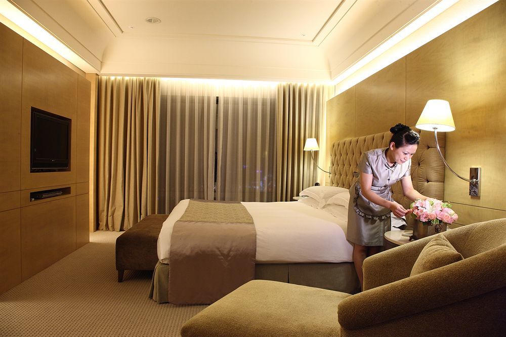 Windsor Hotel Taichung Esterno foto A hotel maid making a bed