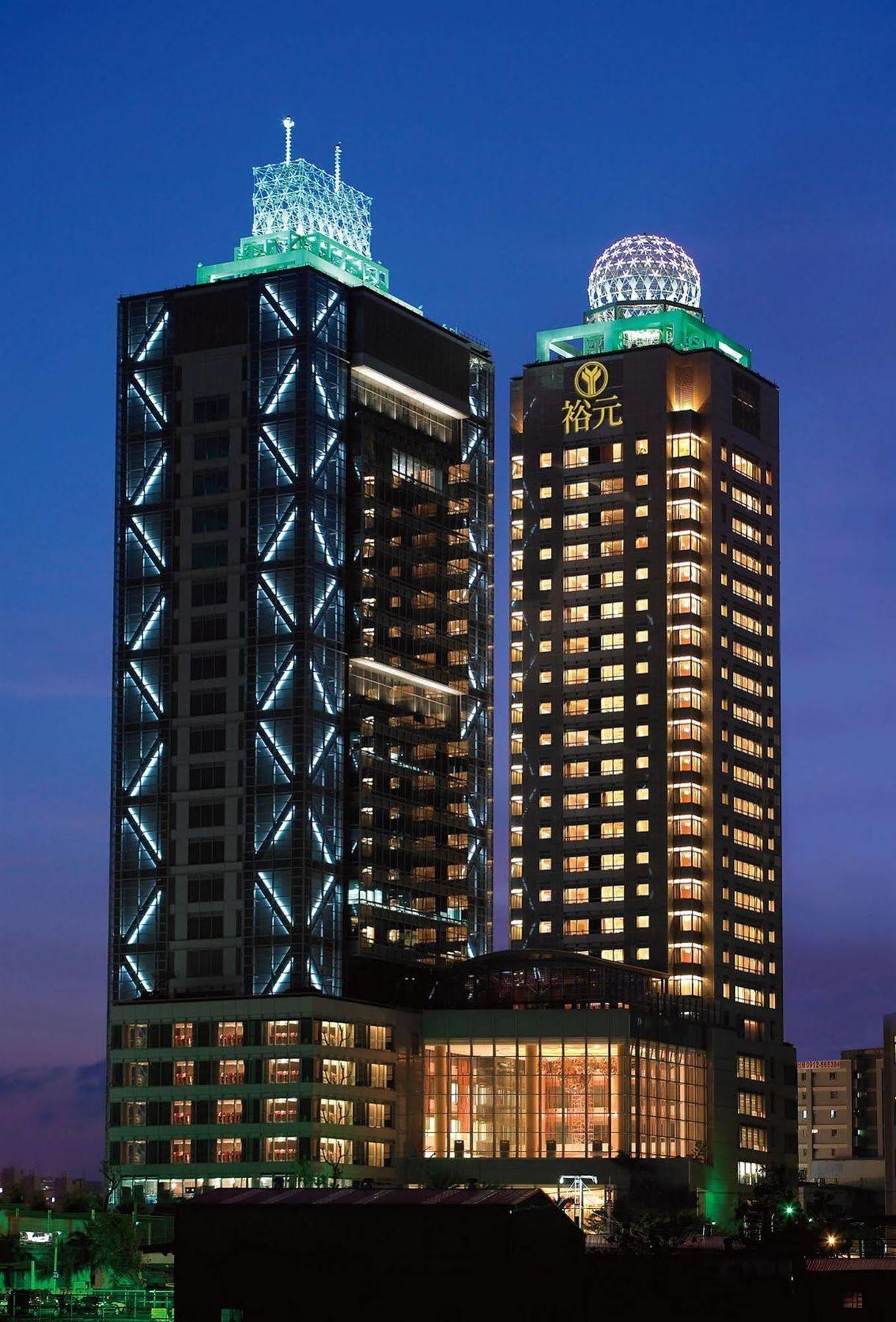 Windsor Hotel Taichung Esterno foto The hotel at night